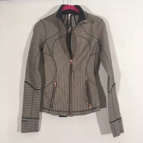 Lululemon forme jacket sz 2. EUC. Blue and cream - Picture 3 of 5